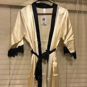 Robe with lace detail